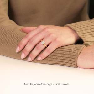 Bague de fiançailles solitaire taille coussin – Diamant de laboratoire avec griffes en forme de boussole, or blanc massif 14 carats, bagues de fiançailles de mariée - Product Image 5