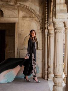 Robe de soirée longue noire brodée coupe trapèze à manches cape en satin pour l'hiver, tenue de soirée formelle - Product Image 5