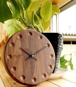Horloge murale en bois naturel irrégulier, design rustique avec anneaux d'arbre, horloge analogique à quartz avec aiguilles noires - Product Image 5
