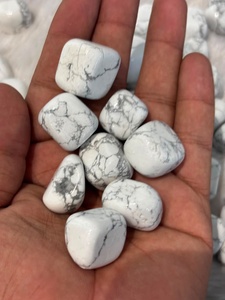 Pierre de howlite polie, ronde et lisse, aux tons blancs doux et veinures grises distinctives, idéale pour les collections de cristaux et la décoration. - Product Image 1