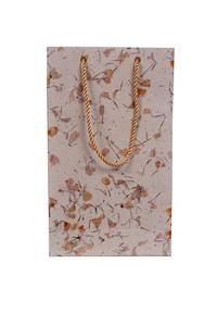 Sac cadeau en papier artisanal de qualité supérieure avec des pétales de fleurs naturelles et des poignées en corde dorée pour un emballage cadeau de luxe - Product Image 3