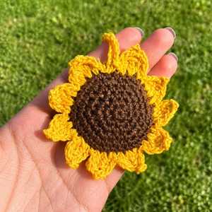 Porte-clés Tournesol au Crochet Fait Main en Fil de Coton Doux Écologique, Breloque Florale pour Sac, Charme Mignon pour Sac à Dos, Cadeau Esthétique - Product Image 4