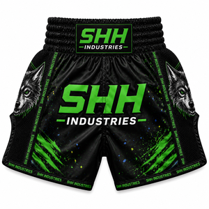 Shorts de boxe Muay Thai personnalisés pour hommes, noir et vert, avec motif loup, empiècements latéraux en satin et maille, taille élastique large, vêtements de combat de kickboxing - Product Image 1