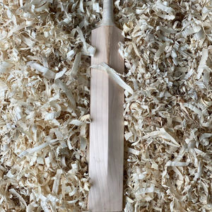 Batte de cricket en saule haute performance, qualité supérieure, grade 1, durable, épique, fabriquée au Pakistan avec une prise sécurisée - Product Image 3