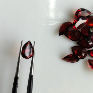 โกเมนสีแดงธรรมชาติ 9x6 มม. รูปทรงลูกแพร์ คุณภาพดีที่สุด พลอยหลวมสำหรับทำเครื่องประดับ - Product Image 1