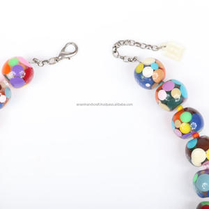 Collier de perles de résine personnalisé de luxe fabriqué à la main de qualité supérieure poli magnifique collier artisanal de perles de résine de mode pour les femmes - Product Image 2