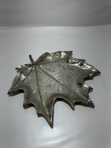 Plat de service décoratif tendance en aluminium moulé argenté en forme de feuille d'érable, plat central large, vaisselle d'hôtel, vente en gros - Product Image 2