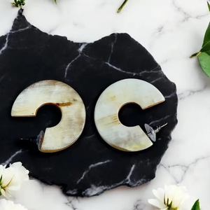 Boucles d'oreilles en corne de buffle véritable faites à la main pour femmes et filles, 100% naturelles, écologiques, bijoux de luxe modernes par Perfect Enterprises - Product Image 1