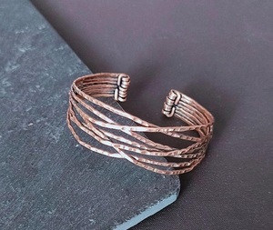 Bracelet martelé en cuivre plaqué or à motif de feuilles élégant et moderne avec impression personnalisable, style européen par F S International - Product Image 5