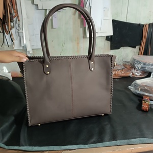 Sac fourre-tout en cuir véritable de style western, motif en cuir de vachette, gaufrage floral, mode vintage, rivets, deux poignées, fermeture à glissière, toutes saisons - Product Image 4