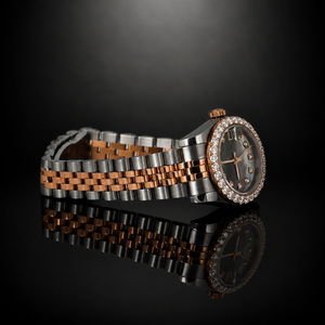 Montre de luxe pour femme en acier inoxydable bicolore avec lunette sertie de diamants, cadran en nacre, affichage de la date, mouvement à quartz analogique - Product Image 3