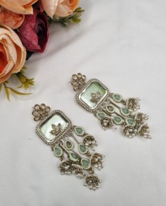 Boucles d'oreilles pendantes Jhumki de créateur, taille Radiant, avec accents de perles, pour femmes, pour les soirées et les festivals, collection de bijoux fantaisie - Product Image 2