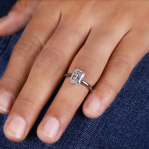 Bague solitaire en diamant taille émeraude 2 carats avec sertissage boussole en or massif 14 carats, certifiée IGI, bijoux de luxe - Product Image 1