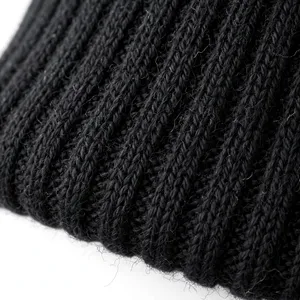 Bonnet en tricot côtelé noir uni unisexe, chaud pour l'hiver, avec revers - Product Image 6