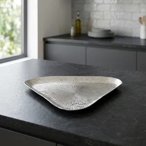 Elegante Bandeja Triangular Plateada con Acabado Texturizado Radiante de Rayos de Sol, de Alta Calidad, Perfecta para Decoración de Mesas Modernas - Product Image 6