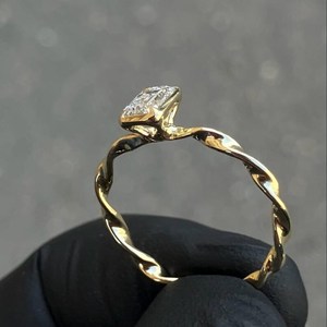 Anillo de banda retorcida con diamante de corte esmeralda de 1.00 quilates cada uno, cultivado en laboratorio, oro macizo de 14K, regalo de compromiso o fiesta para un amigo - Product Image 2