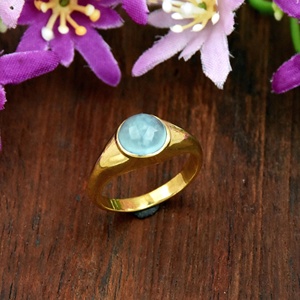 แหวนทองประดับอะความารีนทรงกลม แหวนตราประทับแบบมินิมอล วงแหวนพลอยทำมือ - Product Image 6