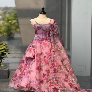 Ensemble Lehenga VASTRA COTTAGE en organza pur imprimé numériquement avec chemisier corset brodé de sequins et dupatta - Product Image 4