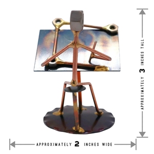 Figurine décorative artisanale en métal industriel, style designer, en pièces de ferraille et planche à dessin, pour accent de décoration sur étagère moderne - Product Image 6