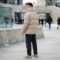 Blouson matelassé écologique beige pour homme, col montant, chaud et isolé pour l'hiver, décontracté, pour l'extérieur, avec logo frontal, OEM ODM, vente en gros