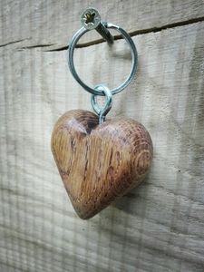 Porte-clés en bois personnalisé et artistique avec noms gravés pour les cadeaux de mariage, les cadeaux de festival et les articles promotionnels pour fêtes - Product Image 1