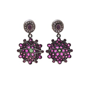 Líderes en el suministro de pendientes colgantes con tachuelas de rubí y piedra Esmeralda con diseño floral de plata oxidada espinal para uso diario - Product Image 1