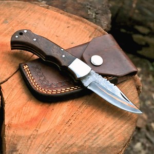 มีดพับเหล็กดามัสกัสทองแดง Nordic Forge NF478 พร้อมระบบล็อคด้านหลัง ด้ามไม้พะยูง ปลอกมีดไม้พะยูง เกรดอุตสาหกรรม ความยาวรวม 7 นิ้ว แบบสั่งทำพิเศษ - Product Image 1