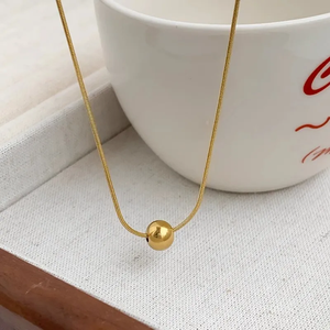 Collar con colgante redondo para mujer en acero inoxidable 304 con acabado chapado en oro real de 18 quilates. - Product Image 4