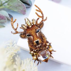 Broche Decorativo Artesanal con Cuentas Bordadas para Uso Diario, Broche Bordado a Mano con Cuentas y Diseño Elegante y Atemporal - Product Image 4