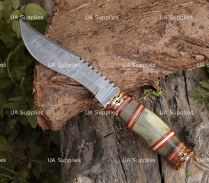 Cuchillo de caza UA Supplies personalizado hecho a mano de acero de Damasco con hoja fija de punta caída, mango de latón y hueso, espina dentada y funda de cuero marrón - Product Image 4