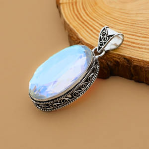 Colgante Artesanal de Topacio Místico con Baño de Plata – Brillante y Atemporal - Product Image 5