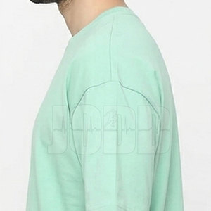 T-shirt oversize tendance conçu pour la mode streetwear, avec une sensation de coton doux et une coupe décontractée urbaine. - Product Image 2