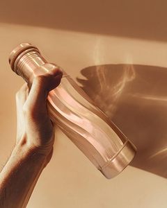 Botella de Agua de Cobre Puro con Patrón de Ondas de Lujo, Frasco de Cobre Moderno con Relieve en Espiral Vertical, 100% Hermético, Vaso Ayurvédico - Product Image 2