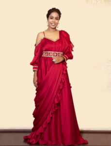 Elegante Vestido Rojo de Crepé con Hombros Descubiertos, Largo hasta el Suelo, Estilo Étnico, con Bordado y Volantes en el Bajo, Silueta Ajustada, Materiales Reciclados - Product Image 3