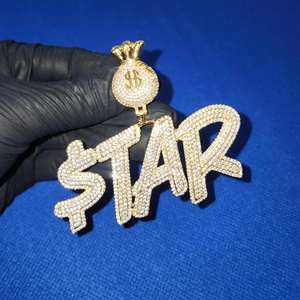 Colgante de Letra Personalizado con Diamantes de Moissanita Totalmente Incrustados, Chapado en Oro, Plata de Ley 925, Estilo Hip Hop, Disponible para la Venta - Product Image 2