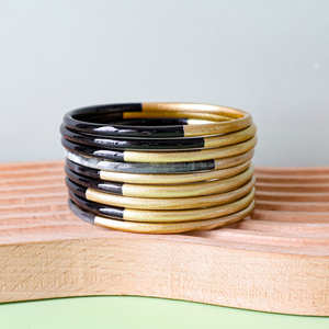 El superventas hecho a mano eleva tu estilo con joyería de cuerno de búfalo inspirada en Feng Shui tallada con amor NEXT IN - Product Image 1