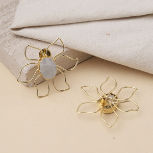 Pendientes de Perlas de Madreperla Hechos a Mano con Diseño Floral – Joyería Vintage de Latón Chapado en Oro con Flores para Mujer - Product Image 2