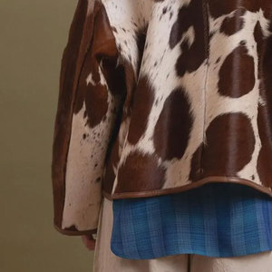 Chaqueta de cuero vacuno para mujer, estilo bomber, manga larga, cuello alto, cierre de cremallera, estampado de cuero vacuno, chaqueta de invierno de cuero genuino para damas. - Product Image 6