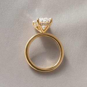 Anillo de Compromiso con Diamante Cultivado en Laboratorio de Corte Ovalado y Halo Oculto, Oro Amarillo de 18k/14k, Anillo de Boda Minimalista de Lujo para Mujer - Product Image 5