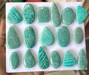 MAHNAJ GEMS ขายส่งพลอยอะมาโซไนต์สีน้ำเงินเขียวธรรมชาติคุณภาพสูง ขัดเงา รูปทรงคาโบชองแบบคละ สำหรับทำเครื่องประดับ - Product Image 5