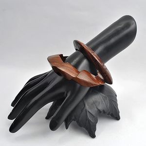 Elegantes Brazaletes de Madera Natural Hechos a Mano, Joyería de Moda Artificial Premium con Diseño de Brazalete Grueso, Tallado Artesanal - Product Image 3