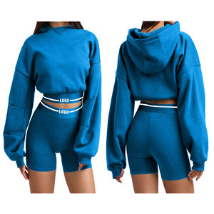 Ensemble de survêtement deux pièces pour femme, comprenant un crop top et un short, avec logo personnalisé, effet délavé, 100% coton, idéal pour l'hiver et le jogging. - Product Image 5