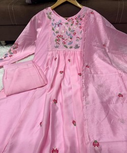 ชุดเสื้อผ้าไหมชานเดอรีปักลายหรูหรา พร้อมกางเกงและผ้าคลุมไหล่ สีชมพูอ่อน สำหรับงานเทศกาล ราคาขายส่ง เสื้อผ้าชาติพันธุ์ - Product Image 4