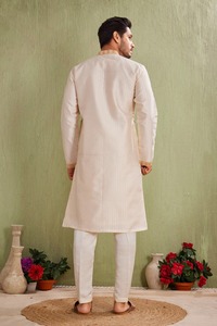 Kurta en coton crème pour homme avec bordure dorée, coupe classique, tenue de mariage traditionnelle, style Kurta Inde Pakistan pour homme - Product Image 2