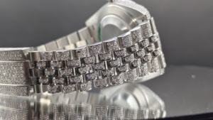 Montre Moissanite VVS à griffes multiples la plus vendue, entièrement sertie, en acier inoxydable, mouvement à quartz, provenant d'Inde - Product Image 3