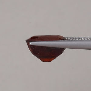 พลอยเฮสโซไนต์สีแดงธรรมชาติทรงรี 6.57 กะรัต ขนาด 12x9.5 มม. สีอ่อน |   อัญมณีเคลือบแว็กซ์/น้ำมันคุณภาพเยี่ยม ได้รับการรับรองจาก IGI - Product Image 2