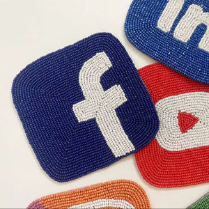 Breloques de sac en perles de rocaille personnalisées, disponibles en différents motifs. Breloques de sac uniques en perles de rocaille, d'inspiration ethnique et bohème. - Product Image 1