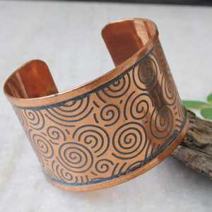 กำไลข้อมือทองแดงพร้อมลวดลายสลักเกลียว งานฝีมือโลหะแบบดั้งเดิม งานฝีมือช่างฝีมือ สายรัดข้อมือปรับได้ - Product Image 1