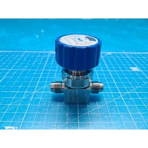 Vanne à gaz haute pureté TKSCT 316L 10K 1/4 S432910060077, utilisée telle qu'elle est, pièces d'équipement semi-conducteur d'occasion - Product Image 3