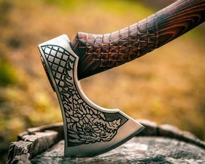 Hacha Vikinga con Cabeza de Dragón, Hacha de Batalla Vikinga Hecha a Mano, Hoja de Acero con Alto Contenido de Carbono Forjada, Mango de Madera Grabado, con Funda de Cuero - Product Image 4